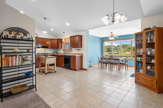 211 Windmill LANE, Walworth, WI 53184