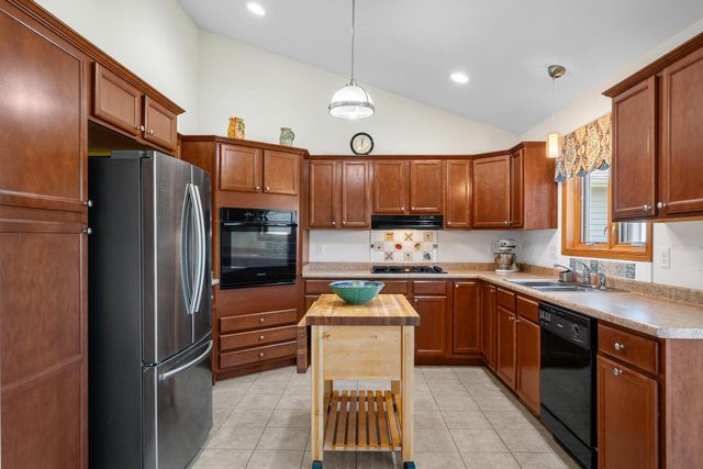 211 Windmill LANE, Walworth, WI 53184