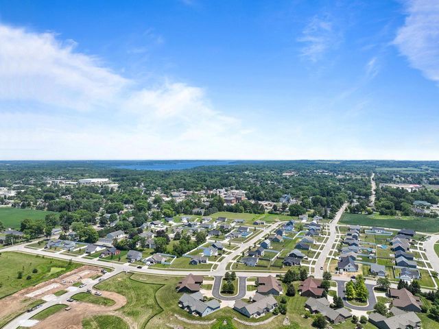 211 Windmill LANE, Walworth, WI 53184