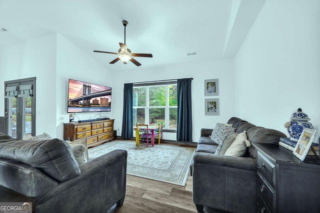 153 N Point Circle, Hartwell, GA 30643