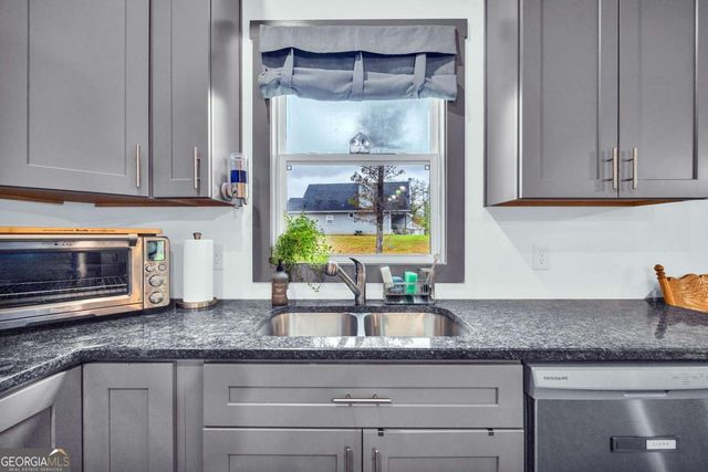 153 N Point Circle, Hartwell, GA 30643