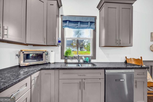 153 N Point Circle, Hartwell, GA 30643