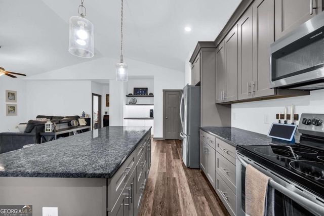 153 N Point Circle, Hartwell, GA 30643