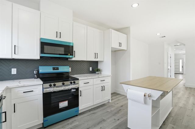 116 S 3rd Street, La Porte, TX 77571