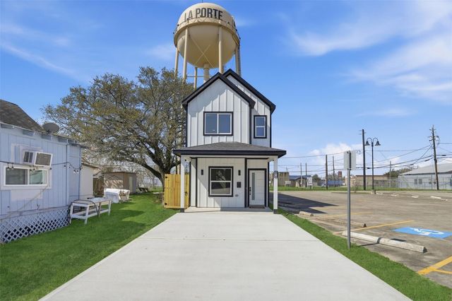 116 S 3rd Street, La Porte, TX 77571