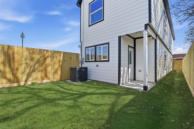 116 S 3rd Street, La Porte, TX 77571