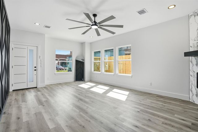 116 S 3rd Street, La Porte, TX 77571