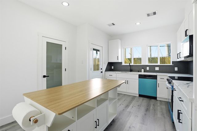 116 S 3rd Street, La Porte, TX 77571