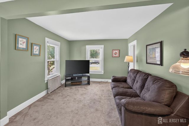 325 Dorn Avenue, Middlesex, NJ 08846