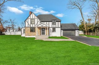 15 Bayview Street E, Massapequa, NY 11758