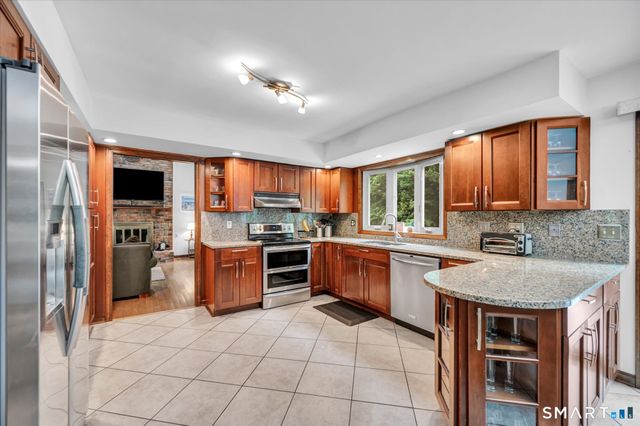 33 Shawnee Lane, Monroe, CT 06468