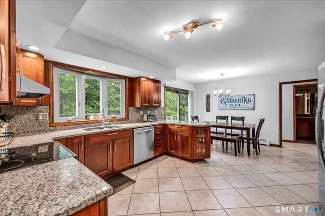 33 Shawnee Lane, Monroe, CT 06468
