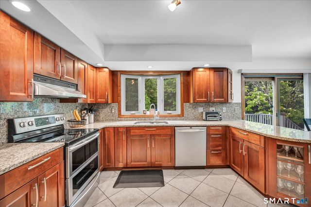 33 Shawnee Lane, Monroe, CT 06468