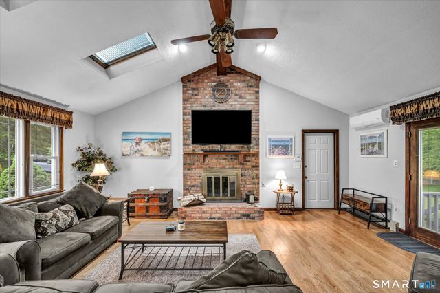 33 Shawnee Lane, Monroe, CT 06468
