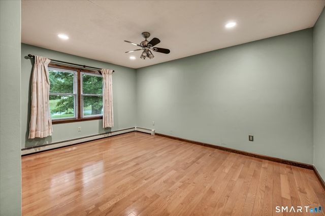 33 Shawnee Lane, Monroe, CT 06468