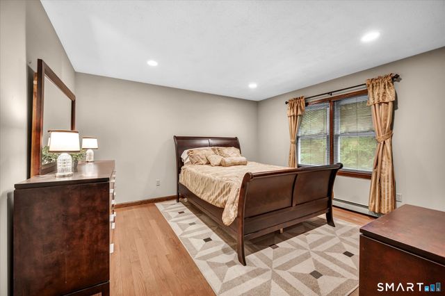 33 Shawnee Lane, Monroe, CT 06468