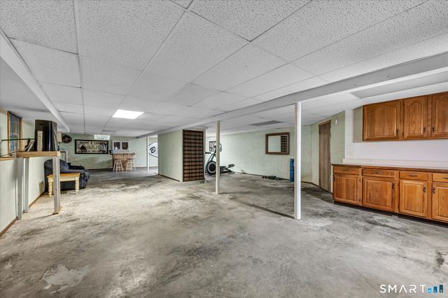 33 Shawnee Lane, Monroe, CT 06468