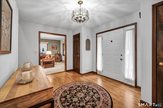 33 Shawnee Lane, Monroe, CT 06468