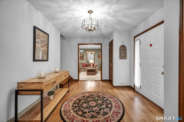 33 Shawnee Lane, Monroe, CT 06468