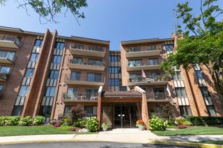 701 Lake Hinsdale Drive 306, Willowbrook, IL 60527