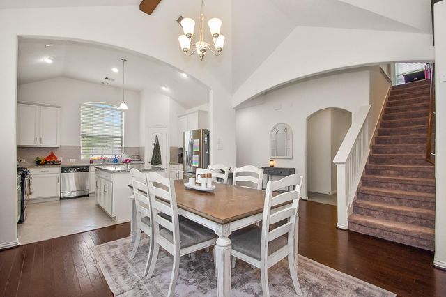 101 Long Meadow Ct, Clute, TX 77531