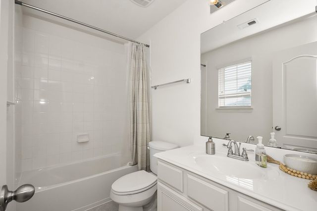 101 Long Meadow Ct, Clute, TX 77531