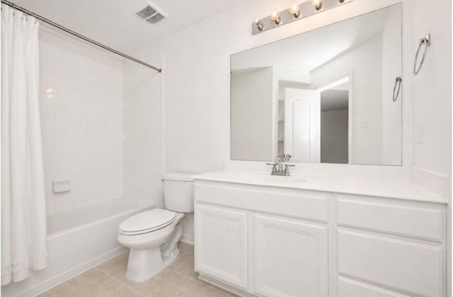 101 Long Meadow Ct, Clute, TX 77531