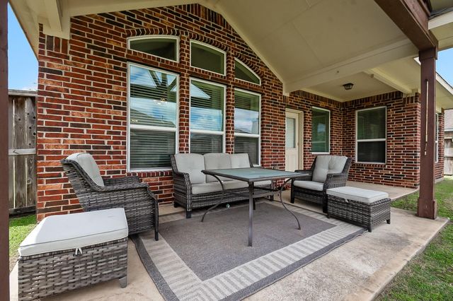 101 Long Meadow Ct, Clute, TX 77531