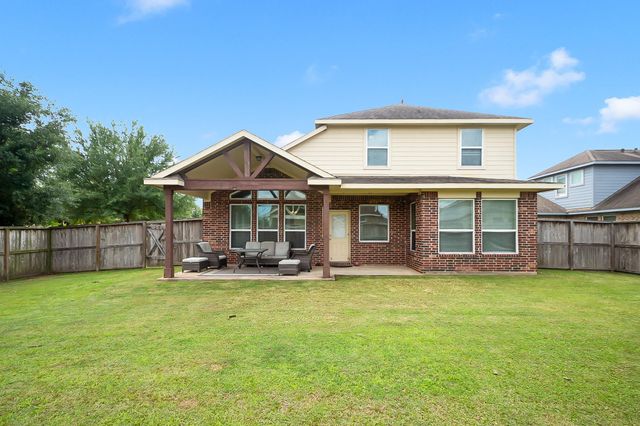 101 Long Meadow Ct, Clute, TX 77531