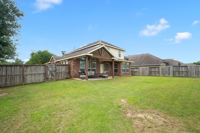 101 Long Meadow Ct, Clute, TX 77531
