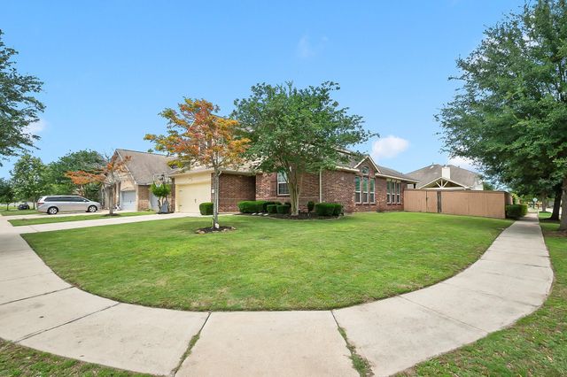 101 Long Meadow Ct, Clute, TX 77531