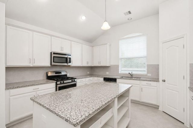 101 Long Meadow Ct, Clute, TX 77531