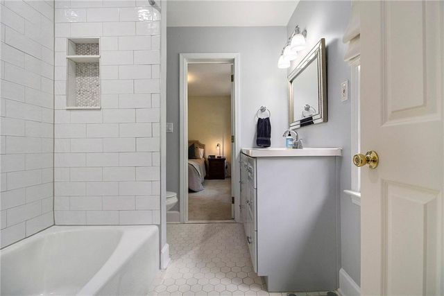 2572 Hyde Manor NW Drive, Atlanta, GA 30327