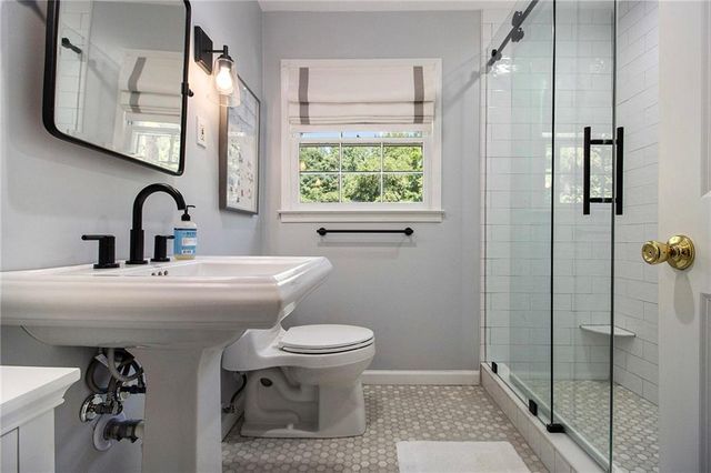 2572 Hyde Manor NW Drive, Atlanta, GA 30327