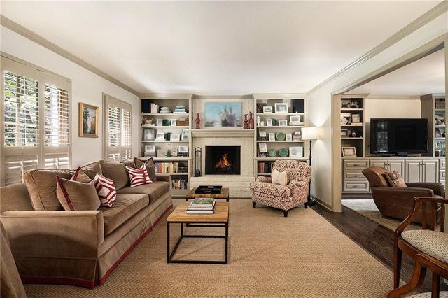 2572 Hyde Manor NW Drive, Atlanta, GA 30327