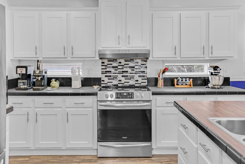 Image 14 of property listing at 1293 Long Acre Drive, Bonneau, SC 29431