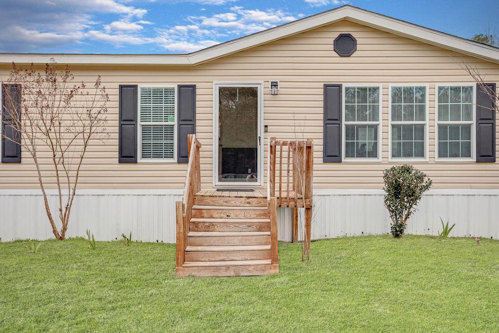 Image 3 of property listing at 1293 Long Acre Drive, Bonneau, SC 29431