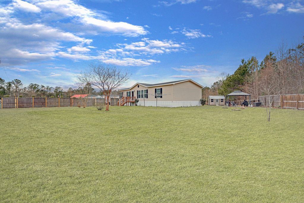 Image 31 of property listing at 1293 Long Acre Drive, Bonneau, SC 29431