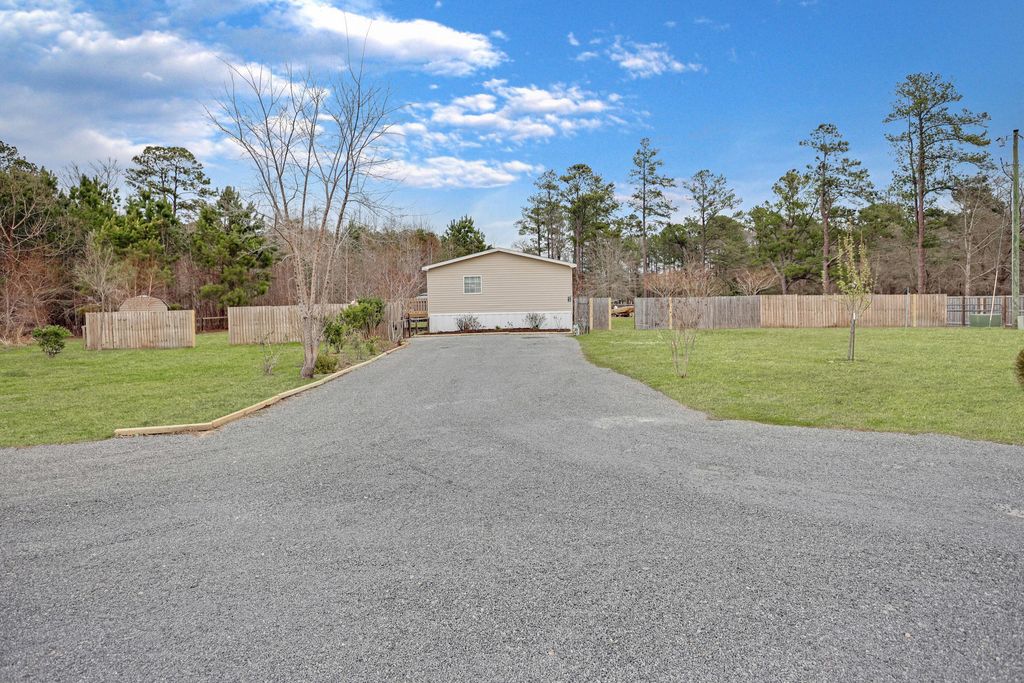 Image 37 of property listing at 1293 Long Acre Drive, Bonneau, SC 29431