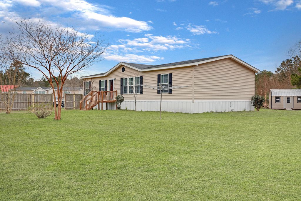 Image 4 of property listing at 1293 Long Acre Drive, Bonneau, SC 29431