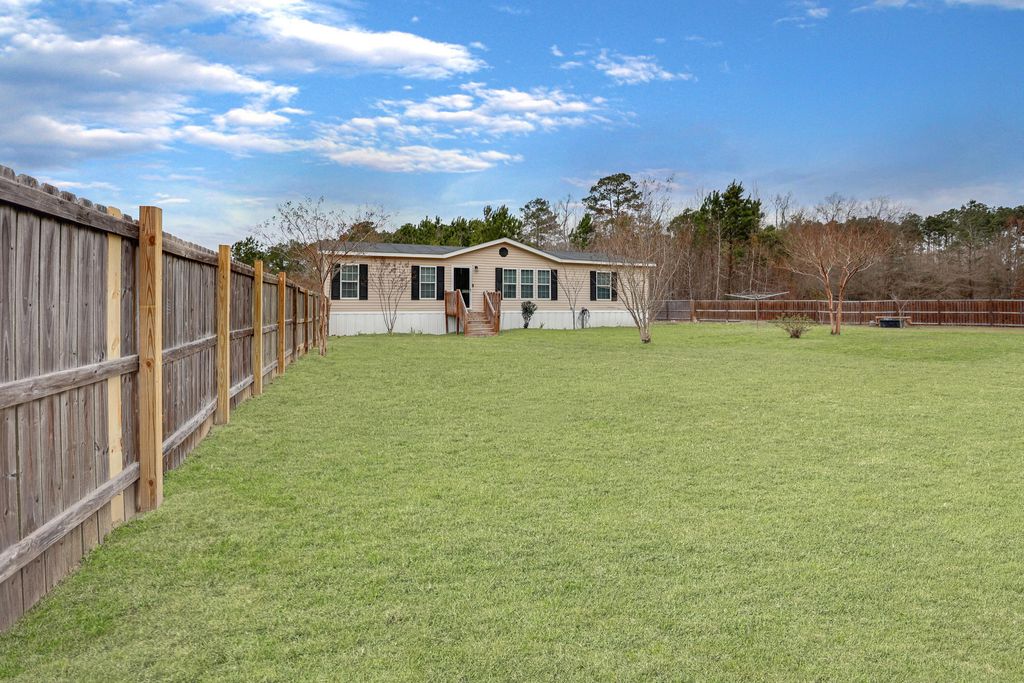 Image 5 of property listing at 1293 Long Acre Drive, Bonneau, SC 29431