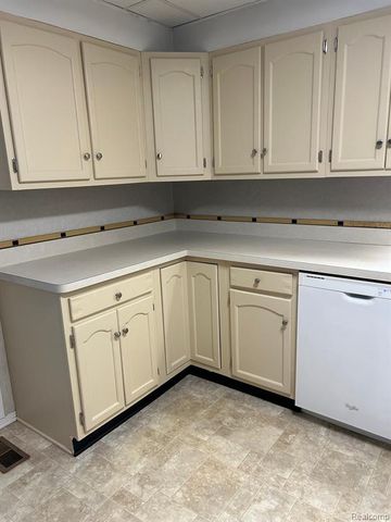 301 S West Street, Fenton, MI 48430