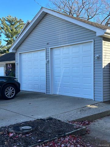 301 S West Street, Fenton, MI 48430