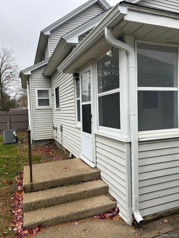 301 S West Street, Fenton, MI 48430