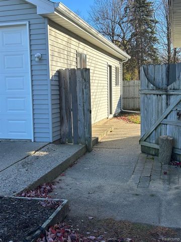 301 S West Street, Fenton, MI 48430