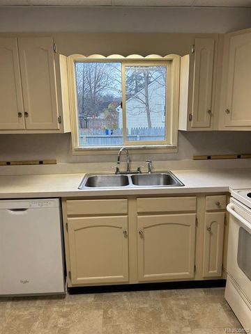 301 S West Street, Fenton, MI 48430