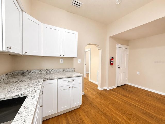 2124 W CHESTNUT STREET, Tampa, FL 33607