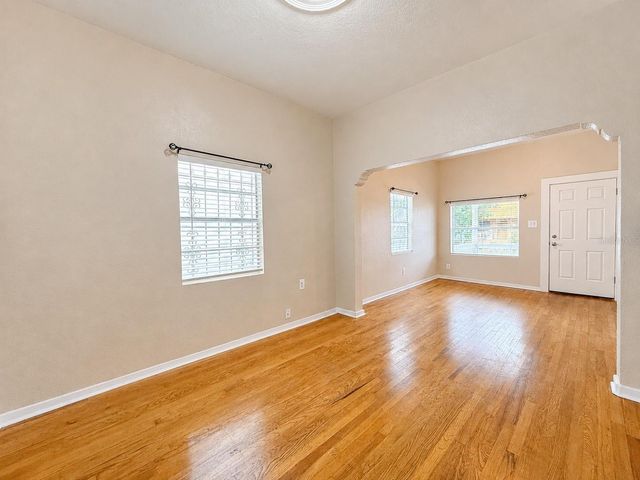 2124 W CHESTNUT STREET, Tampa, FL 33607