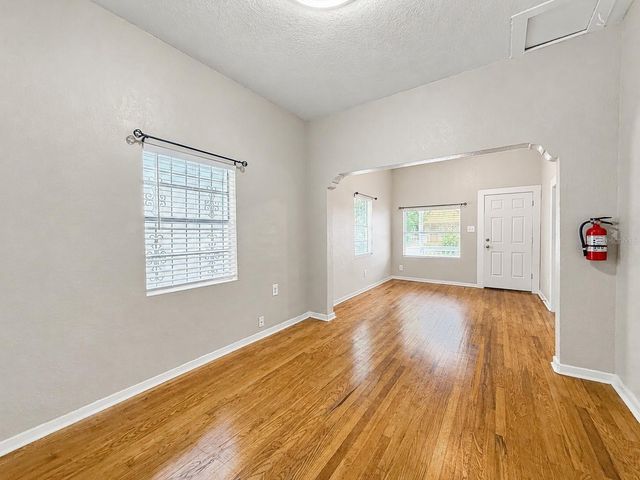 2124 W CHESTNUT STREET, Tampa, FL 33607