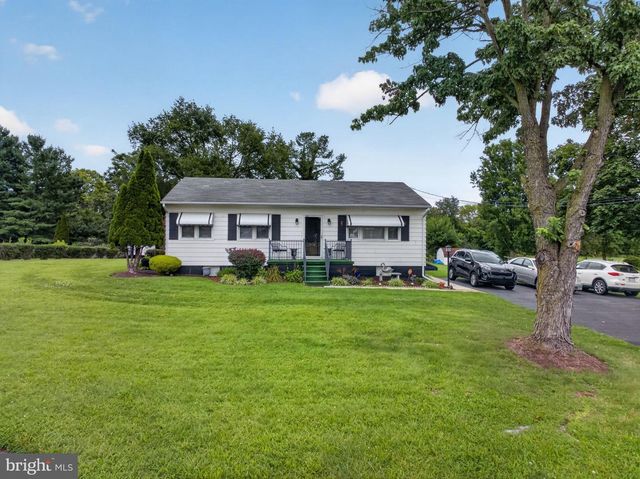 9005 CHARLES TOWN RD, Charles Town, WV 25414